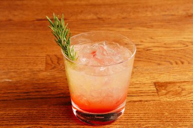 Lokantadaki masada alkol kokteyli.