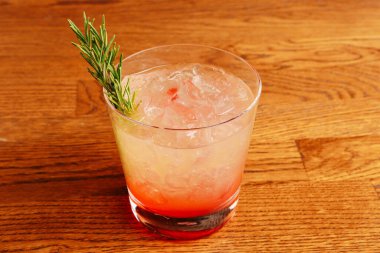 Lokantadaki masada alkol kokteyli.