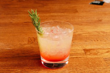 Lokantadaki masada alkol kokteyli.