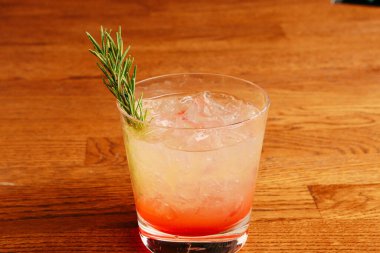 Lokantadaki masada alkol kokteyli.