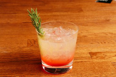 Lokantadaki masada alkol kokteyli.