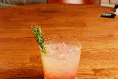 Lokantadaki masada alkol kokteyli.