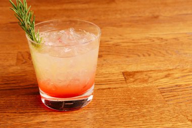 Lokantadaki masada alkol kokteyli.