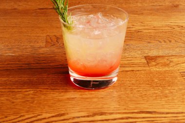 Lokantadaki masada alkol kokteyli.