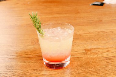 Lokantadaki masada alkol kokteyli.