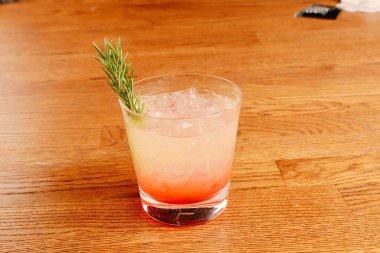 Lokantadaki masada alkol kokteyli.