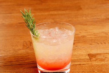 Lokantadaki masada alkol kokteyli.