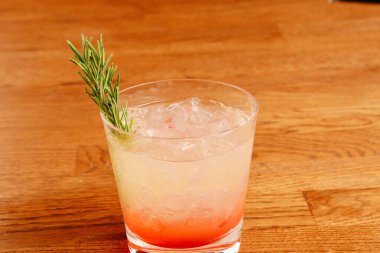 Lokantadaki masada alkol kokteyli.