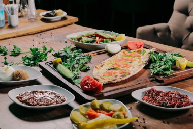 Geleneksel Türkçe fırında pide. Türk pizzası, Orta Doğu aperatifleri. Türk mutfağı. Et ile doldurulmuş çam