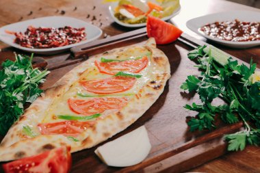 Geleneksel Türkçe fırında pide. Türk pizzası, Orta Doğu aperatifleri. Türk mutfağı. Et ile doldurulmuş çam