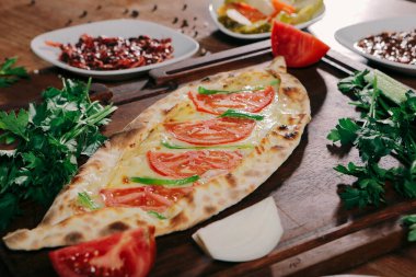 Geleneksel Türkçe fırında pide. Türk pizzası, Orta Doğu aperatifleri. Türk mutfağı. Et ile doldurulmuş çam