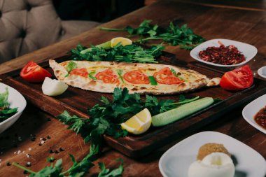 Geleneksel Türkçe fırında pide. Türk pizzası, Orta Doğu aperatifleri. Türk mutfağı. Et ile doldurulmuş çam