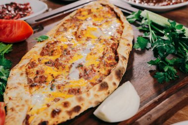 Geleneksel Türkçe fırında pide. Türk pizzası, Orta Doğu aperatifleri. Türk mutfağı. Et ile doldurulmuş çam
