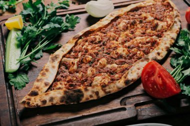Geleneksel Türkçe fırında pide. Türk pizzası, Orta Doğu aperatifleri. Türk mutfağı. Et ile doldurulmuş çam