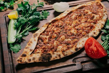 Geleneksel Türkçe fırında pide. Türk pizzası, Orta Doğu aperatifleri. Türk mutfağı. Et ile doldurulmuş çam