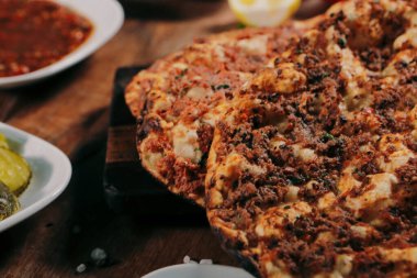 Geleneksel Türkçe fırında pide. Türk pizzası, Orta Doğu aperatifleri. Türk mutfağı. Et ile doldurulmuş çam