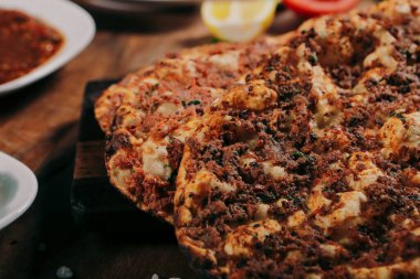Geleneksel Türkçe fırında pide. Türk pizzası, Orta Doğu aperatifleri. Türk mutfağı. Et ile doldurulmuş çam