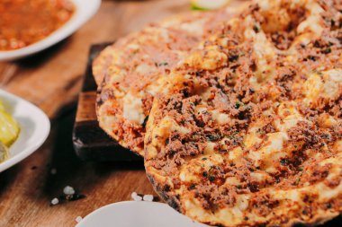 Geleneksel Türkçe fırında pide. Türk pizzası, Orta Doğu aperatifleri. Türk mutfağı. Et ile doldurulmuş çam