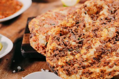 Geleneksel Türkçe fırında pide. Türk pizzası, Orta Doğu aperatifleri. Türk mutfağı. Et ile doldurulmuş çam