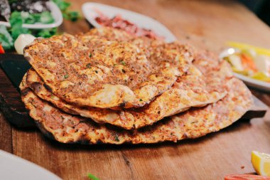 Geleneksel Türkçe fırında pide. Türk pizzası, Orta Doğu aperatifleri. Türk mutfağı. Et ile doldurulmuş çam