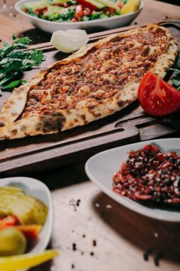 Geleneksel Türkçe fırında pide. Türk pizzası, Orta Doğu aperatifleri. Türk mutfağı. Et ile doldurulmuş çam