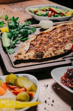 Geleneksel Türkçe fırında pide. Türk pizzası, Orta Doğu aperatifleri. Türk mutfağı. Et ile doldurulmuş çam