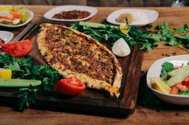 Geleneksel Türkçe fırında pide. Türk pizzası, Orta Doğu aperatifleri. Türk mutfağı. Et ile doldurulmuş çam