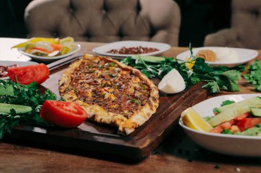 Geleneksel Türkçe fırında pide. Türk pizzası, Orta Doğu aperatifleri. Türk mutfağı. Et ile doldurulmuş çam