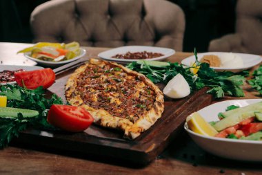 Geleneksel Türkçe fırında pide. Türk pizzası, Orta Doğu aperatifleri. Türk mutfağı. Et ile doldurulmuş çam
