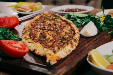 Geleneksel Türkçe fırında pide. Türk pizzası, Orta Doğu aperatifleri. Türk mutfağı. Et ile doldurulmuş çam