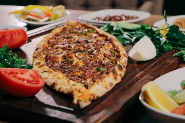 Geleneksel Türkçe fırında pide. Türk pizzası, Orta Doğu aperatifleri. Türk mutfağı. Et ile doldurulmuş çam