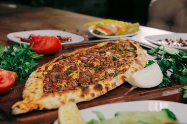 Geleneksel Türkçe fırında pide. Türk pizzası, Orta Doğu aperatifleri. Türk mutfağı. Et ile doldurulmuş çam
