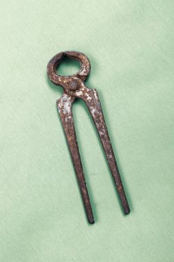 Bir çift paslı meme ucu.