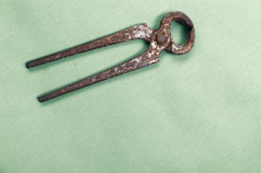 Bir çift paslı meme ucu.