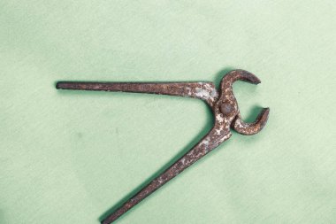 Bir çift paslı meme ucu.