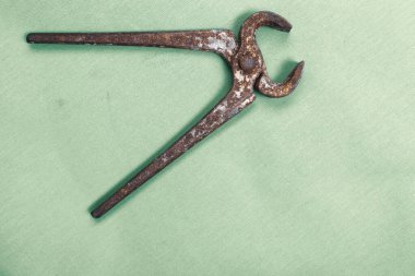 Bir çift paslı meme ucu.