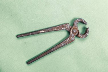 Bir çift paslı meme ucu.