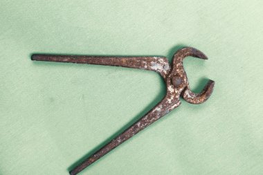 Bir çift paslı meme ucu.