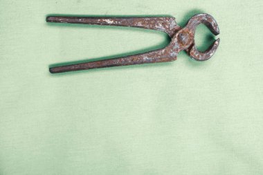 Bir çift paslı meme ucu.