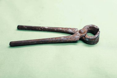 Bir çift paslı meme ucu.