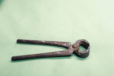 Bir çift paslı meme ucu.