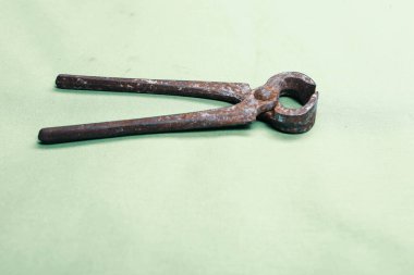 Bir çift paslı meme ucu.