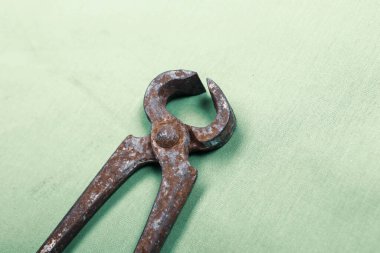 Bir çift paslı meme ucu.