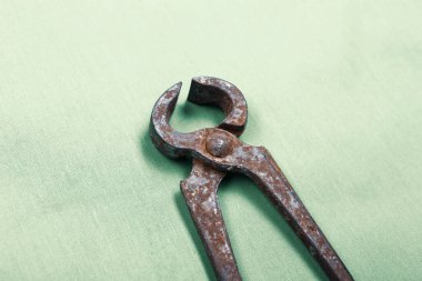 Bir çift paslı meme ucu.