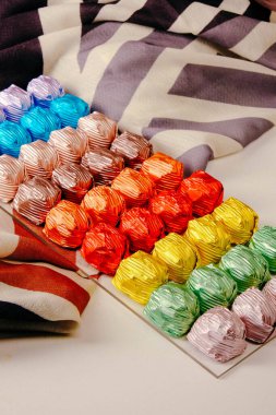 bir sürü değişik çikolatalı pralin