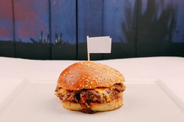 Taze sebzeli ev yapımı hamburger.