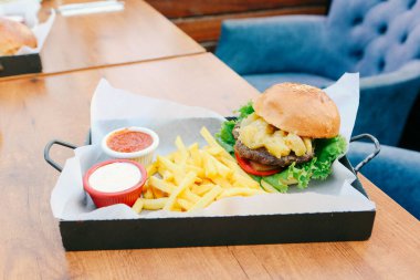 Taze sebzeli ev yapımı hamburger.