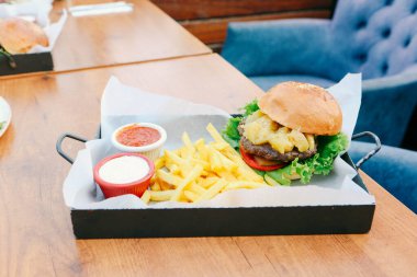 Taze sebzeli ev yapımı hamburger.