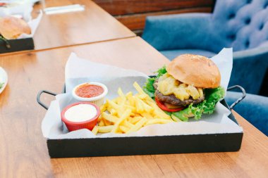 Taze sebzeli ev yapımı hamburger.