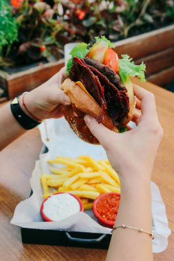 Taze sebzeli ev yapımı hamburger.